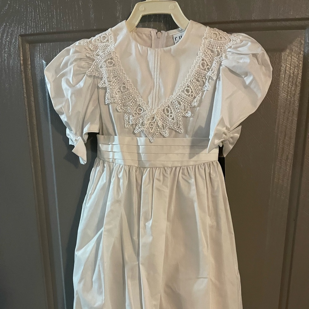 Girls size 5 white dress. (New)